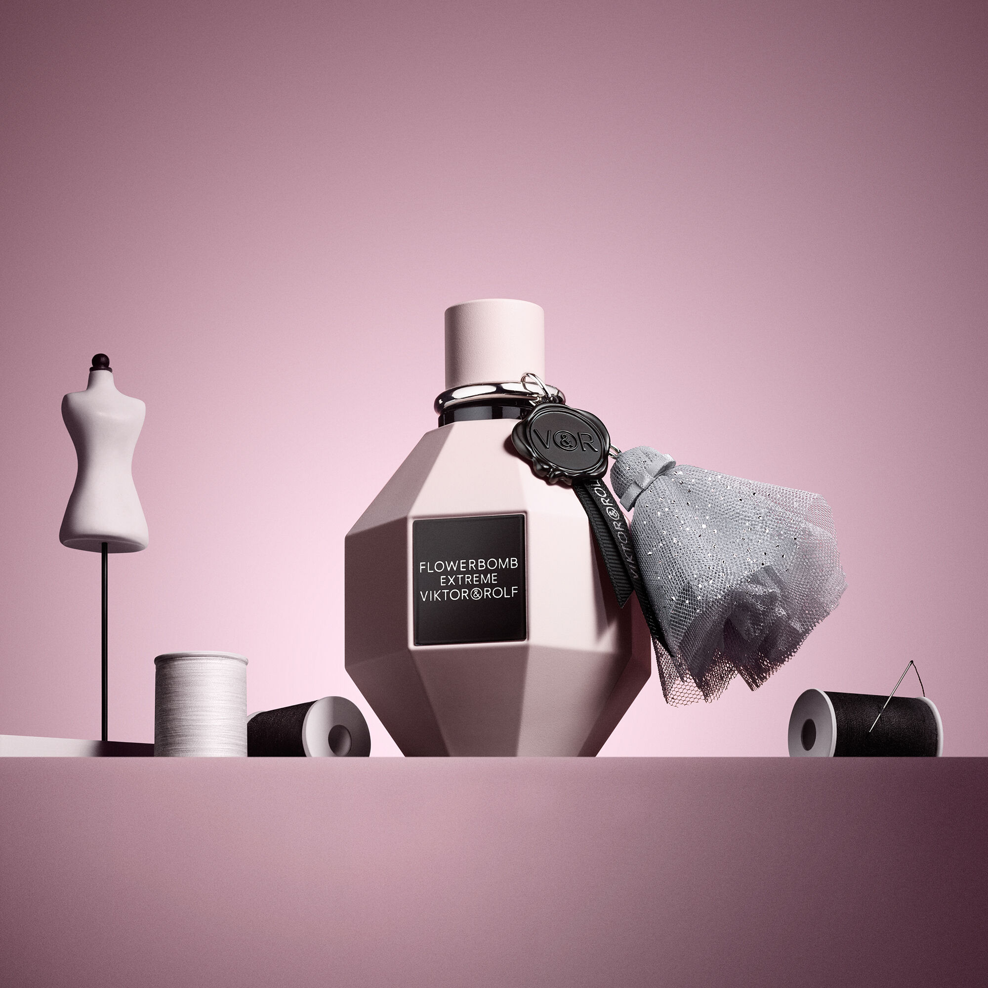 商品画像：Amazon.com: Viktor&Rolf - Spicebomb & Flowerbomb Duo 2